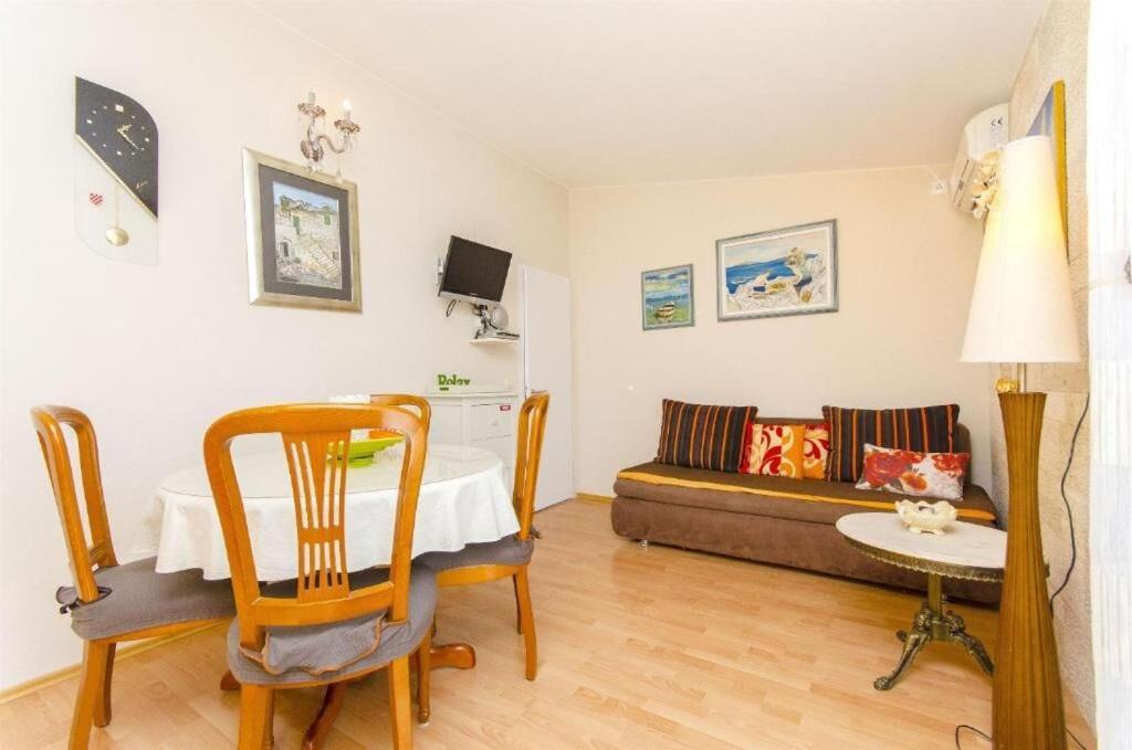 Apartments Nives โตรกีร์ ภายนอก รูปภาพ