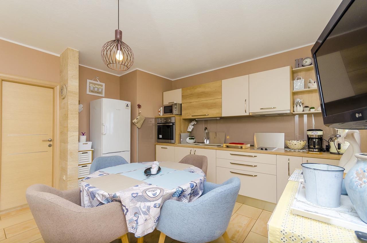 Apartments Nives โตรกีร์ ภายนอก รูปภาพ